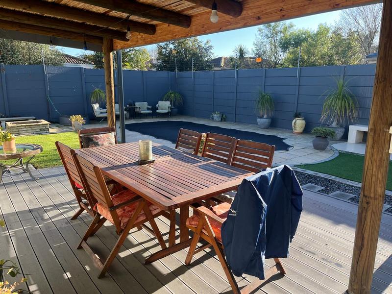 To Let 3 Bedroom Property for Rent in Uitzicht Western Cape